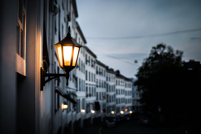 Vertical lighting fixtures